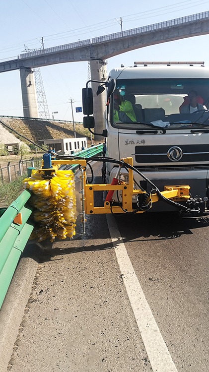 高效護(hù)欄清洗機(jī) 為城市道路與高速護(hù)欄注入清潔動(dòng)力